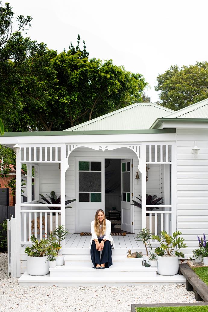 **FRONT FACADE** "The entrance to a property needs to be inviting," says Sarah, the owner of this cute cottage in Sydney's Avalon. She ticked this box by designing the porch stairs in a staggered format, which allowed enough space for some [potted plants](https://www.homestolove.com.au/top-performing-potted-plants-for-your-garden-2183|target="_blank"). Additional accents were added overhead to reinforce the home's heritage.