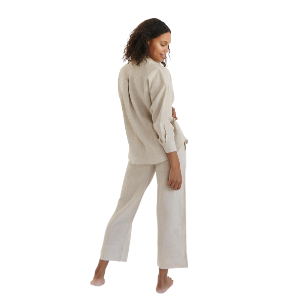 **[Oatmeal 100% French flax linen pants, $100, Bed Threads](https://bedthreads.com.au/products/100-french-flax-linen-pants-in-oatmeal?variant=32404940292143|target="_blank"|rel="nofollow")**<br>
Extend your mum's lazy Sunday morning routine by treating her to this ultra-soft pair of pants made from French flax linen. For added bonus points, we recommend pairing these with a [matching long sleeved shirt](https://bedthreads.com.au/products/100-linen-long-sleeve-shirt-in-oatmeal?variant=39403586977926|target="_blank"|rel="nofollow"), a [30-minute tidy-up of the house](https://www.homestolove.com.au/clean-house-in-less-than-30-minutes-19578|target="_blank") and making mum a [fluffy pancakes](https://www.homestolove.com.au/american-pancakes-9259|target="_blank") to eat in bed. **[SHOP NOW](https://bedthreads.com.au/products/100-french-flax-linen-pants-in-oatmeal?variant=32404940292143|target="_blank"|rel="nofollow")**