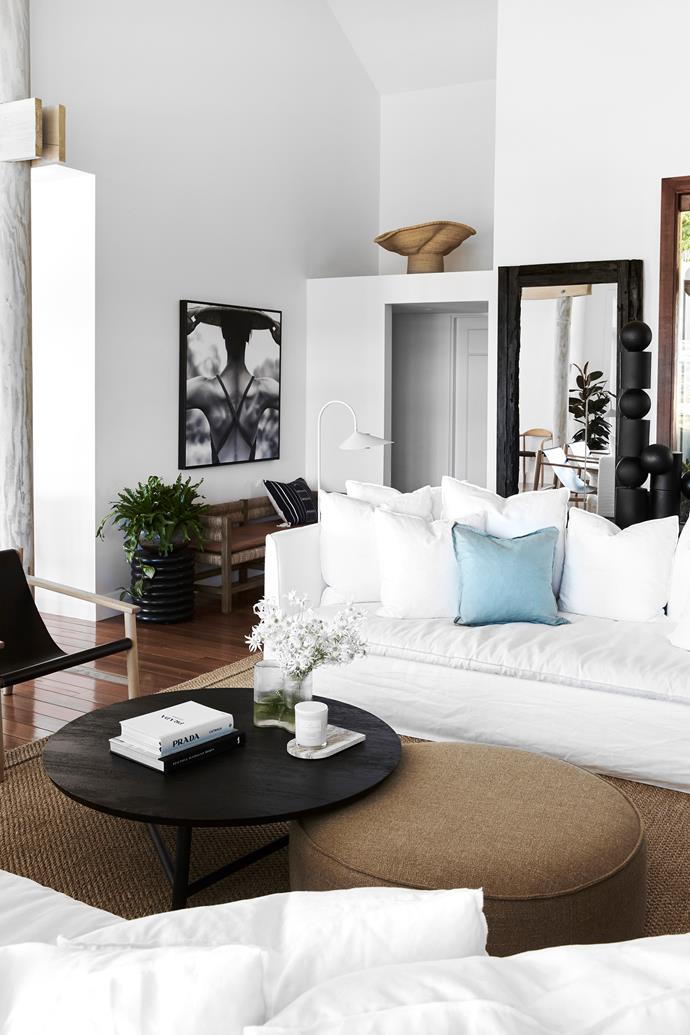 Taking a traditional coastal style palette and giving it a dramatic twist, this [seaside sanctuary](https://www.homestolove.com.au/tranquil-family-weekender-northern-beaches-23648|target="_blank") on Sydney's northern beaches references its location beautifully. Pared back, inviting and classicly stylish was the aim when it came to decorating the interiors of this home; "Nancy and Chris wanted the home to be a retreat from the frantic pace of their city life," says interior designer Lissa. "I chose to punctuate the neutral palette with the colours of wheat and charcoal. They're two classic colours that will stand the test of time."