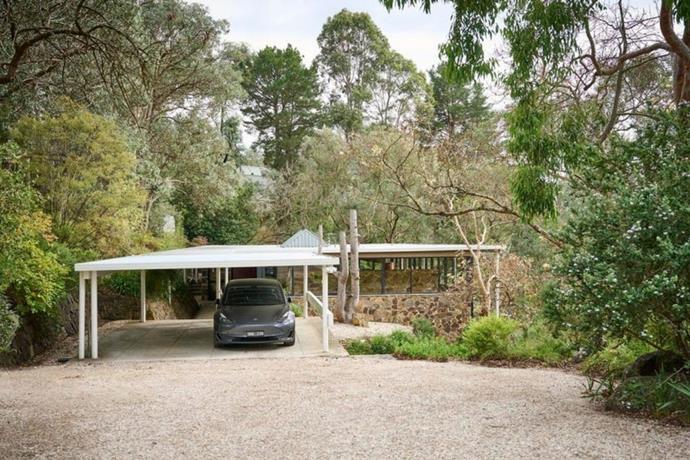 'The Wright House' is set among bushland on a slope just 25km out of Melbourne's CBD.