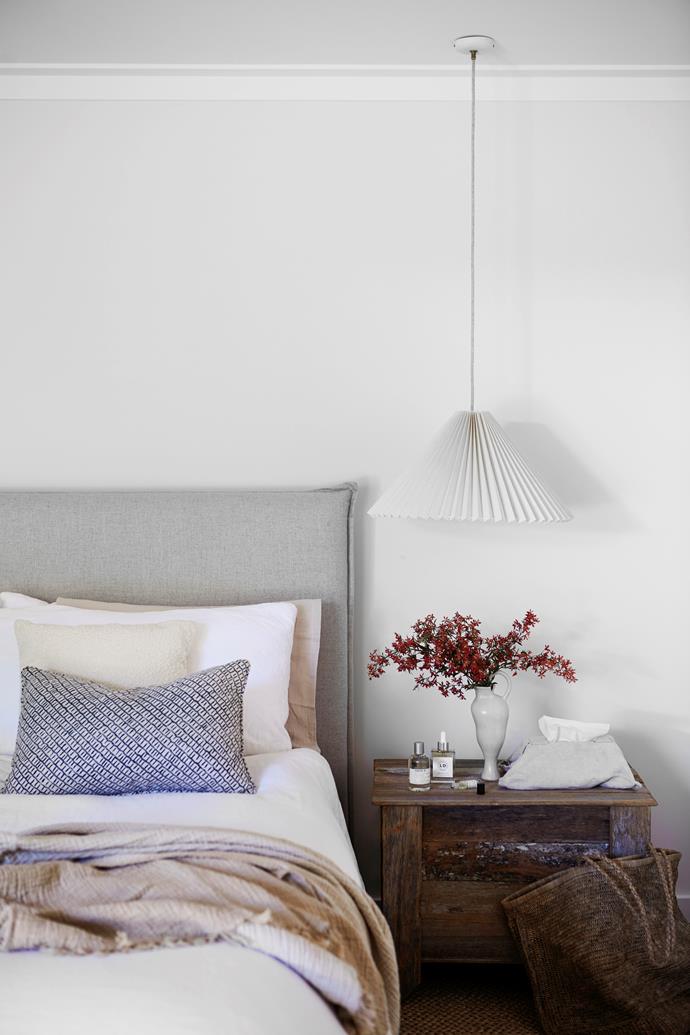 **MAIN BEDROOM** "I wanted to keep the bedroom pared back," explains Annelise. She selected a custom bedhead from Peoni Home, bedlinen from [Cultiver](https://cultiver.com.au/|target="_blank"|rel="nofollow") and Bed Threads and pleated linen lampshades on linen cords from Curated Spaces.