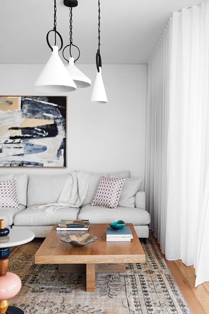 **FAMILY ROOM** An artwork by [Ash Holmes](https://ashleighholmes.com/|target="_blank"|rel="nofollow") reinforces the relaxed coastal feel. Cushions, [Greg Natale](https://www.gregnatale.com/|target="_blank"|rel="nofollow").