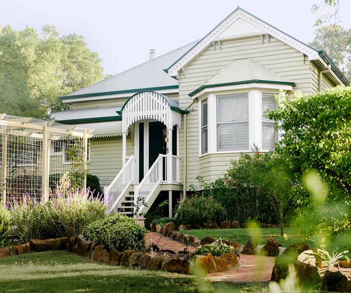 The century-plus house is named Pindari (an Aboriginal word for high ground) and was shifted from near Queens Park in Toowoomba to the farm about four decades ago. Pieter and Sally bought Pindari in 2020. "We wanted a classic, yet fresh and [colourful home](https://www.homestolove.com.au/colourful-modern-country-interiors-20659|target="_blank") that would stand the test of time and complement the country setting," says Sally. "We love our little oasis in the country with a point of difference." To recreate a heritage country exterior, try James Hardie's Linea Weatherboard, which can be painted any colour you like.