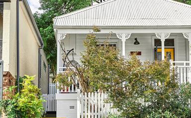 A tiny Sydney cottage brimming with colour and a joyful spirit