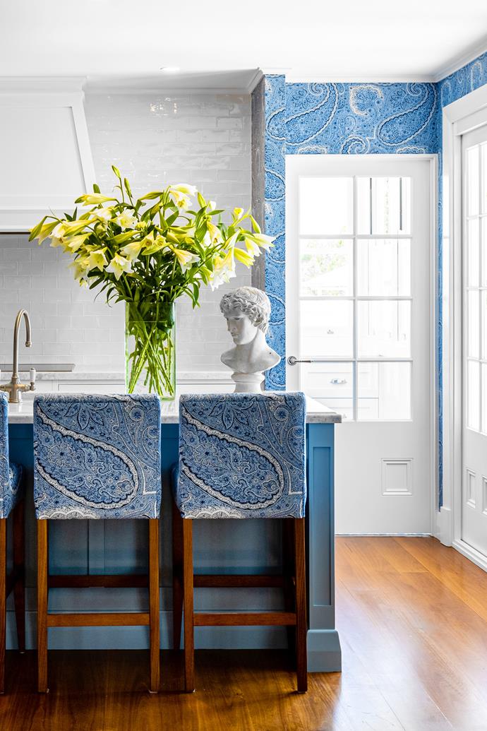 **KITCHEN** The walls are enlivened with Thibaut 'Sherrill Paisley' wallpaper (try [Boyac](https://www.boyac.com.au/|target="_blank"|rel="nofollow")) teamed with matching upholstery on barstools. "When you wrap a space in one pattern, it can create a fabulous atmosphere – and that is what we wanted to achieve here," explains Anna.