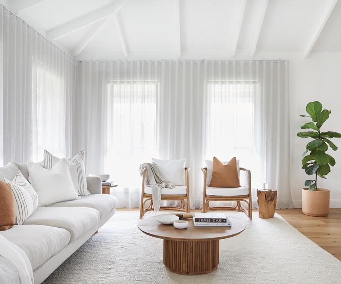 Pairing an oversized Hampton sofa from [Lounge Lovers](https://www.loungelovers.com.au/|target="_blank"|rel="nofollow") with Raffles cane chairs from [Byron Bay Hanging Chairs](https://www.byronbayhangingchairs.com.au/|target="_blank"|rel="nofollow") worked a treat. Coffee table and side table, [GlobeWest](https://www.globewest.com.au/|target="_blank"|rel="nofollow"). The S-fold curtains are a super-affordable design from [Freedom](https://www.freedom.com.au/|target="_blank"|rel="nofollow"). "They are a good-quality ready-made option," says Kristy.
