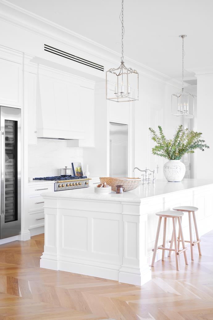 With two [La Cornue](https://www.lacornue.com/en-GB|target="_blank"|rel="nofollow") ovens, a Miele dishwasher and [Sub-Zero appliances](https://www.winnings.com.au/brands/sub-zero|target="_blank"|rel="nofollow"), she has everything she wanted and more. The benchtop is marble by [CDK Stone](https://www.cdkstone.com.au/|target="_blank"|rel="nofollow"), which Delilah feels "brings life to the area". White bespoke joinery adds understated elegance, leaving other features, such as the showstopping 'Darlana' lanterns from Visual Comfort, free to command attention.