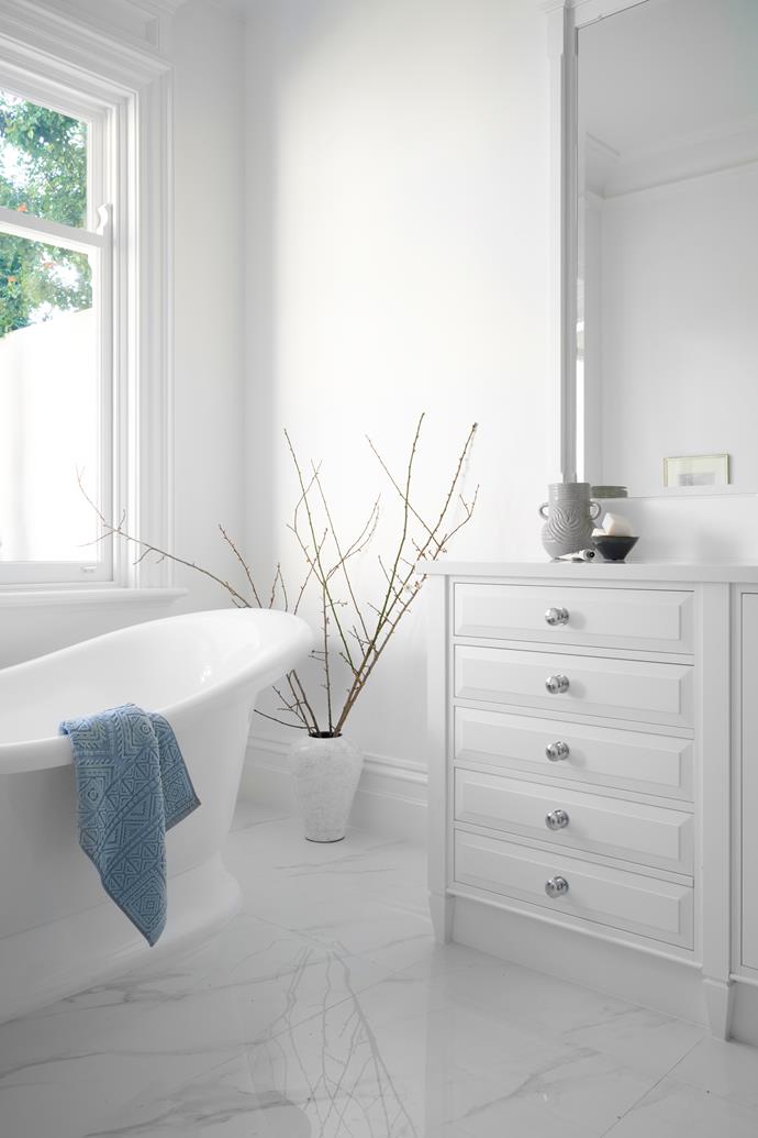 **ENSUITE** Indulgence is called for in every corner of this bathroom, from the [Victoria + Albert](https://vandabaths.com/|target="_blank"|rel="nofollow") 'Marlborough' bathtub to the benchtop in Caesarstone Snow.