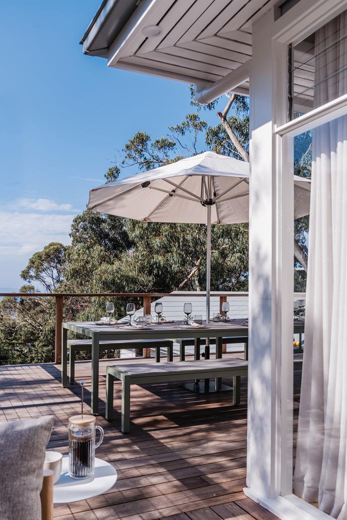 A purpose-built outdoor kitchen is flanked by this gorgeous custom designed sage green and timber table by [Baseline](https://baselinecf.com.au/|target="_blank"|rel="nofollow").