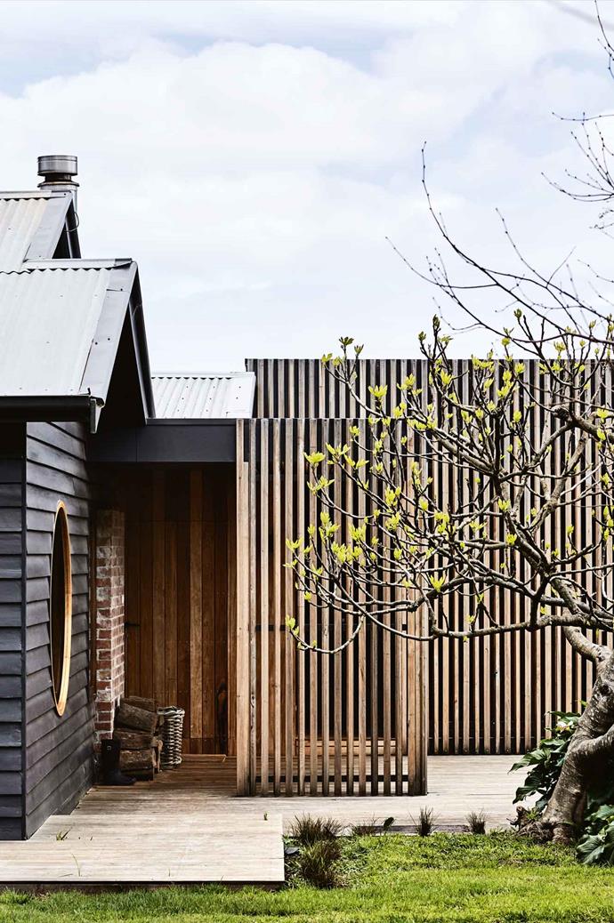 This [stunning modern farmhouse](https://www.homestolove.com.au/farmhouse-extension-australia-13815|target="_blank") takes advantage of its rambling southern Mornington location. Discovered by Penny and Graeme Hart, this property's initial purpose was as a family weekender, however it has since received a timeless modern extension that showcases the best of natural materials.