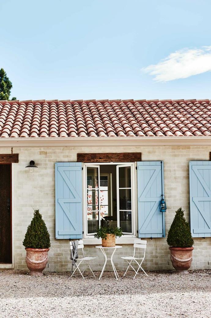 **Start with the exterior**<P>
<p>Potted topiary, a terracotta-tiled roof and blue shutters ooze French provincial style at [The French House in Trentham](https://www.homestolove.com.au/french-provincial-farmhouse-trentham-12156|target="_blank").<p>
<P>*Photo: Lisa Cohen*