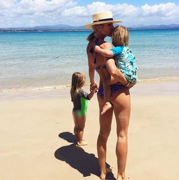 Spanish actress Elsa, 41, relishes the last days of a summer holiday at The Pass Beach with her tiny tots.