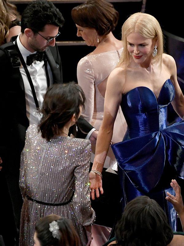 Following her [stunning red carpet arrival,](https://www.nowtolove.com.au/fashion/red-carpet/nicole-kidman-2018-oscars-red-carpet-arrival-45425|target="_blank") Nicole Kidman rubs shoulder with Sally Hawkins.