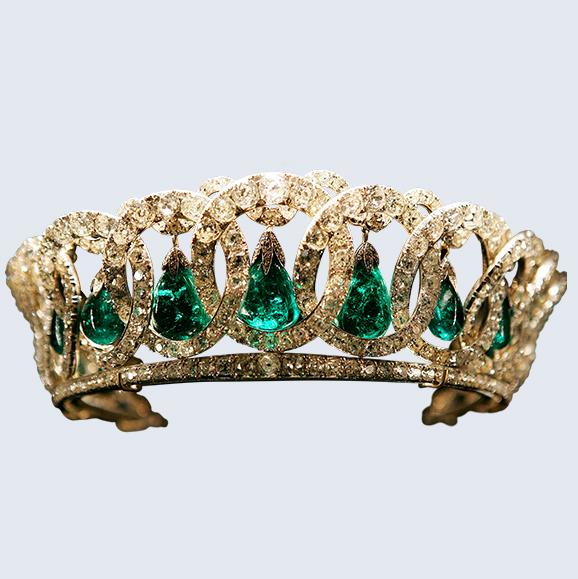 The Vladimir tiara can be worn in three ways: with pearls, with emeralds or without either.