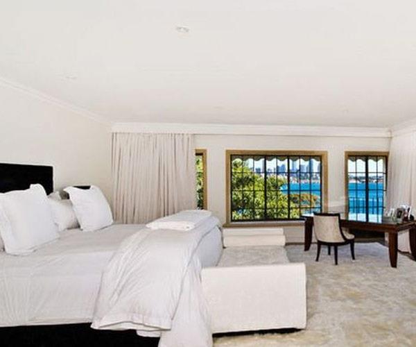 And it has an eye-watering *six* bedrooms. *(Above images/LJ Hooker Double Bay)*