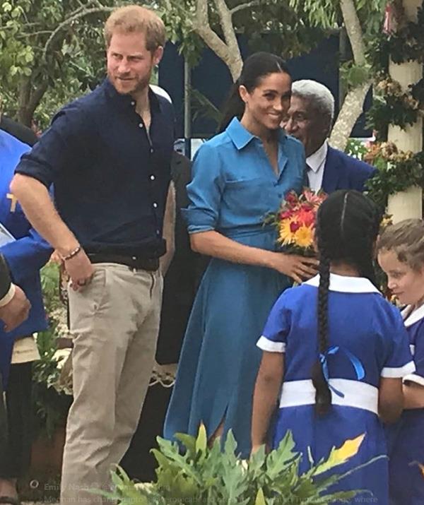 The royals are showered in flowers everywhere they go, and Tonga is proving to be no different! *(Image: Twitter / @emynash)*