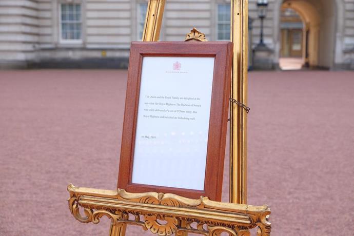 The traditional easel has now been displayed outside Buckingham Palace to announce the birth of Baby Sussex. *(Image: Twitter)*