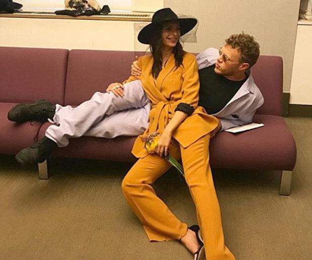 **Emily Ratajkowski**
<br><br>
When model and actress Emily Ratajkowski married her partner Sebastian Bear-McClard in February at a wonderfully casual courthouse wedding in New York City in 2018, she chose to wear this awesome mustard suit from Zara. 
<br><br>She paired the look with a black wide-brimmed hat with a pretty veil attached.