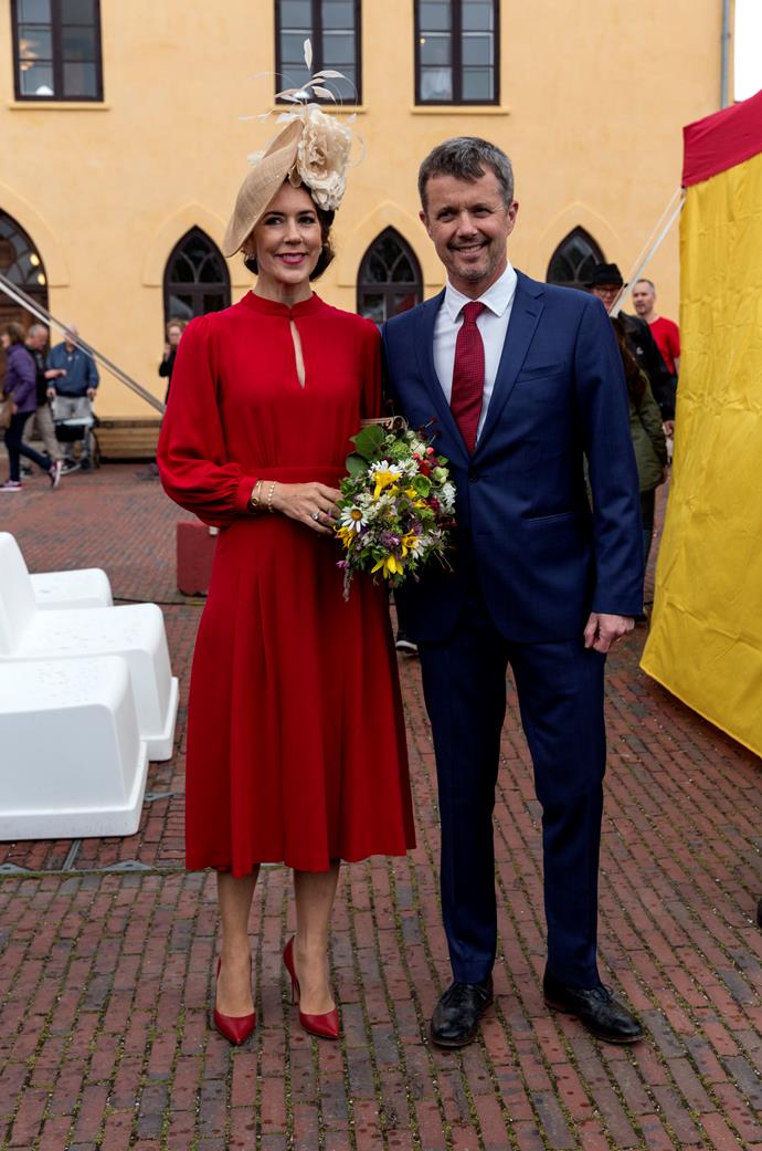 为纪念800年的丹麦国旗,王子和公主colour-coordinated红色和最终的皇室夫妇的样子。