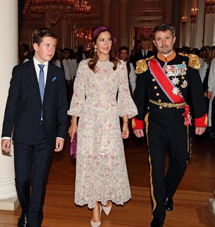 作为挪威英格丽·亚历山德拉公主的面前,王储弗雷德里克出席了年轻皇室的确认与他的妻子和他们的儿子王子基督徒。