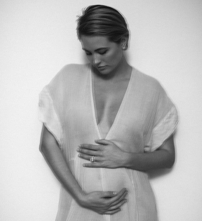 Jesinta first announced her pregnancy on her official app.