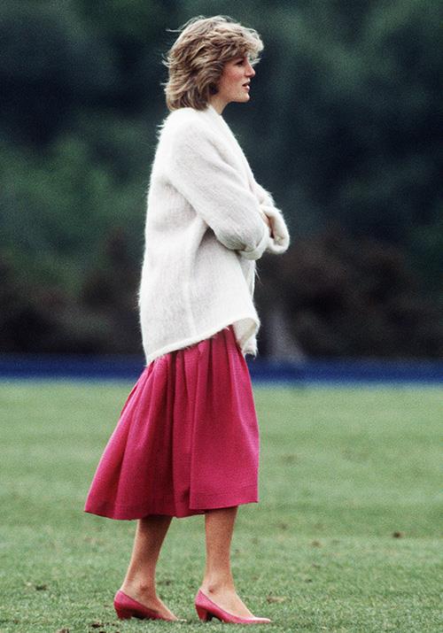 Queen of casual, Queen of chic... and Queen of knits indeed. We're big fans of this chunky white cardi, which the Princess slung over a bright pink linen dress in 1984.