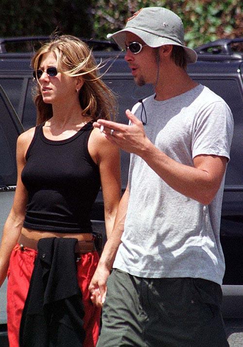 And boy did they give us a spectacle to behold. Embodying the trends of the time, the couple were the epitome of 90s fashion. Just a quick glimpse of Jen's bare hip bones will tell you that.