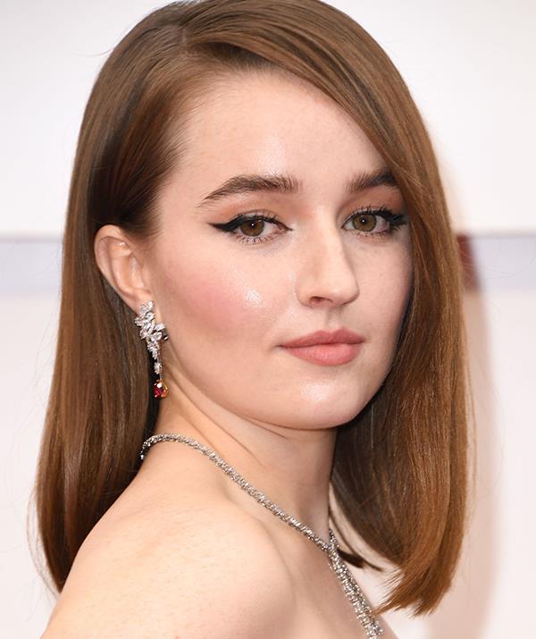 23-year-old Kaitlyn Dever's beauty look was similar to Saoirse's - only this time, her cat-eye was a little bolder.