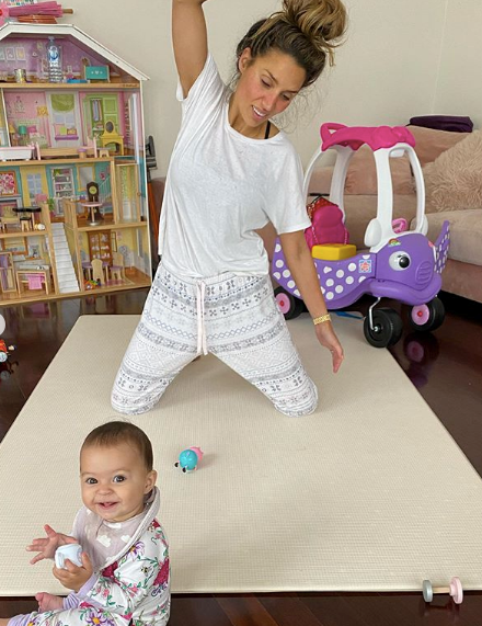*Bachelor* winner [Snezana Markoski](https://www.nowtolove.com.au/tags/snezana-markoski|target="_blank") might be juggling two children under the age of five, *and* a teenage daughter while staying in an isolation bubble, but she still manages to look chic as ever. Whoever said you can't workout in PJ pants?!