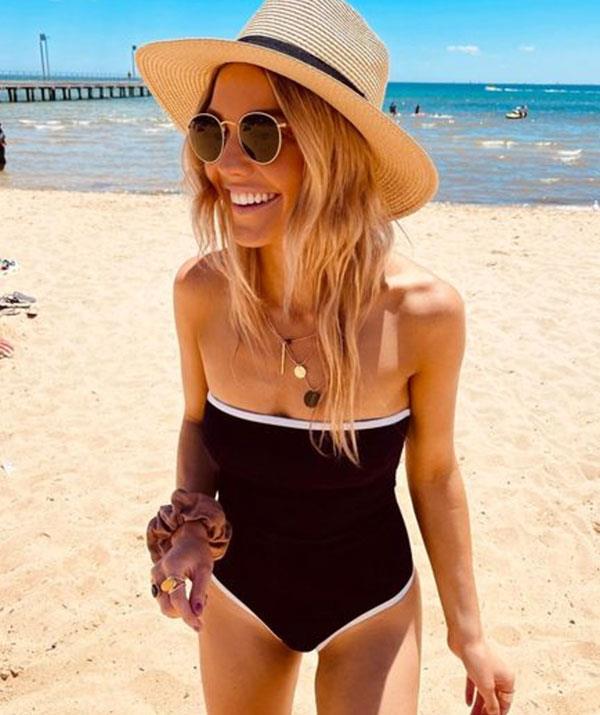 "Boxing Day Beach Sesh," the 31-year-old captioned this oh-so-summery snap.