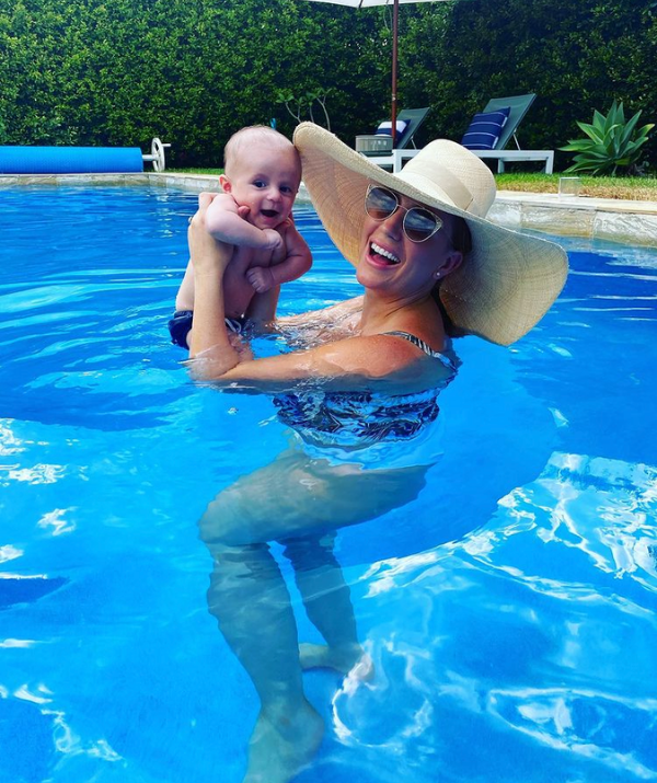在游泳池里,热爱生活!奥利似乎是一个自然的水宝宝在这张照片和他的妈妈。