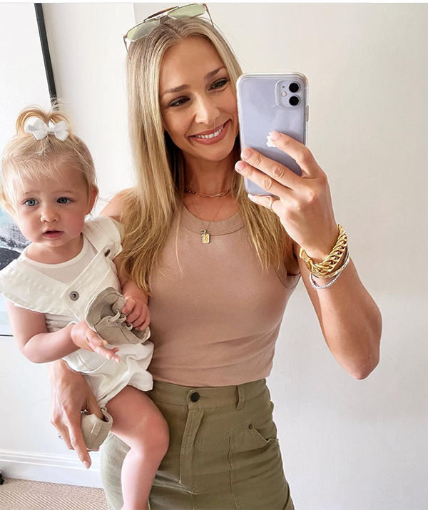 Like mother like daughter! 
<br><br>
"Getting ready with my mini me 🤍🤍🤍 (rare photo of Elle without her fingers in her mouth)" Anna wrote alongside this photo.
