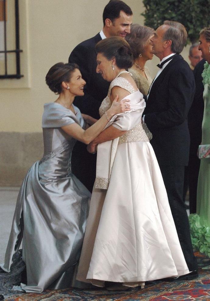 Today, Queen Letizia is top rank but back in 2004, when this picture was taken, she curtsied for Infanta Pilar, Duchess of Badajoz, on the eve of her wedding.