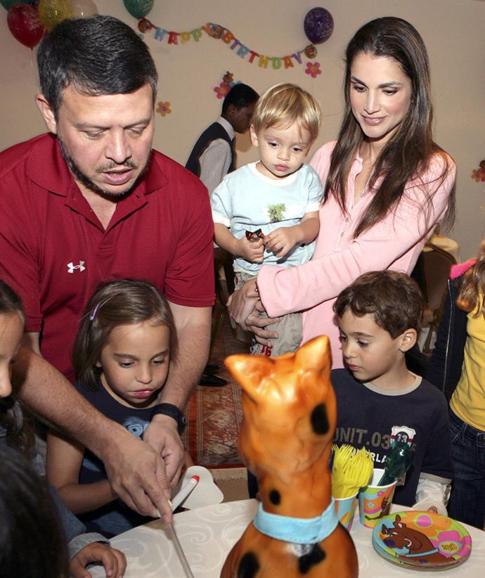 King Abdullah helped Salma cut her Scooby-Doo birthday cake as Queen Rania and the other royal children watched on September 28, 2006.
