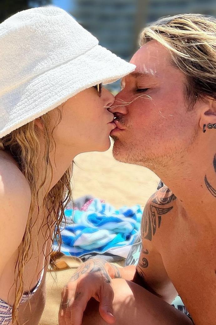 **Nicole and Keith**
<br><br>
Nicole Kidman rang in V-Day with her husband Keith Urban on a beach, and she shared a picture of them stealing a kiss on the sand. In her caption, she gushed, "Sending you all so much love for #ValentinesDay today! ❤️☀️💋."