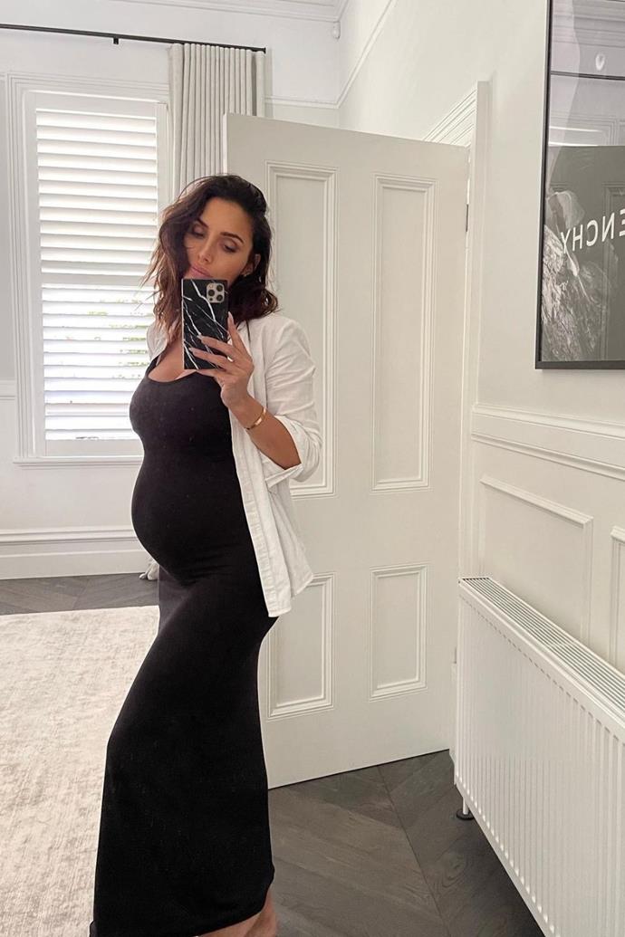 Halfway through her fourth pregnancy Snez candidly updated fans on Instagram about how her body is travelling along. 
<br><br>
Alongside this mirror selfie and wearing a black number with a white shirt, she penned, "🤍26wks - had to walk up-stairs before…. now I'm tired and need a nap 😳🤣."