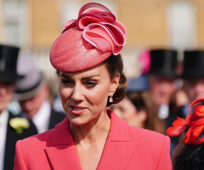 A closer look at Kate's monochromatic head piece and diamond earrings.