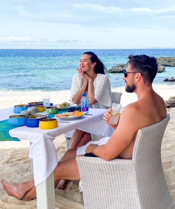Megan looked radiant, enjoying a beachfront breakfast with her beau.