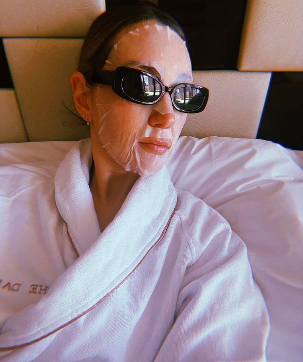 Everyone's favourite skincare queen Zoë Foster-Blake stayed very on brand with this pre-Logies face-mask self-care moment.
<br><br>
"Sheet mask for rapid luminosity and bounce. The perfect pre-makeup facial in a sachet," she wrote.