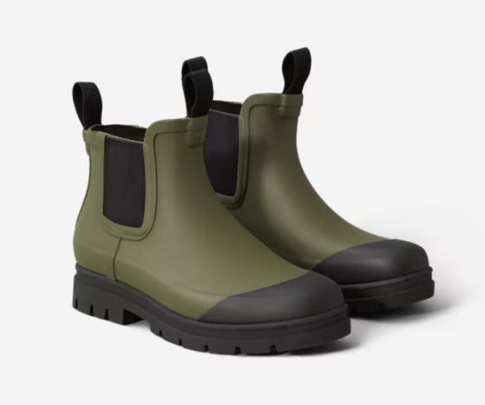 **The Rain Boot in Surplus, $148 at [Everlane](https://www.everlane.com/products/womens-rain-boot-surplus|target="_blank"|rel="nofollow")**
<br><br>
Designed to be worn with thick winter socks, the Rain Boot by Everlane comes in stone, black, and our favourite of the bunch: surplus. 
<br><br>
**[SHOP NOW](https://www.everlane.com/products/womens-rain-boot-surplus|target="_blank"|rel="nofollow")**
