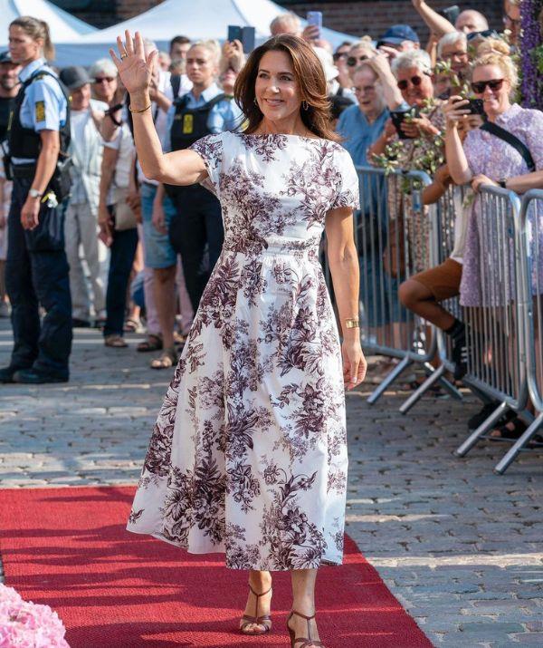 * * * * 2022年8月,丹麦< br > < br >玛丽公主抓住人们的目光都集中在欧登塞在这紫色和白色花花电影节红地毯midi衣服从Erdem那样预言正发党胜利。与黄金饰品和她的头发自由流动,皇家拥有这看起来优雅。