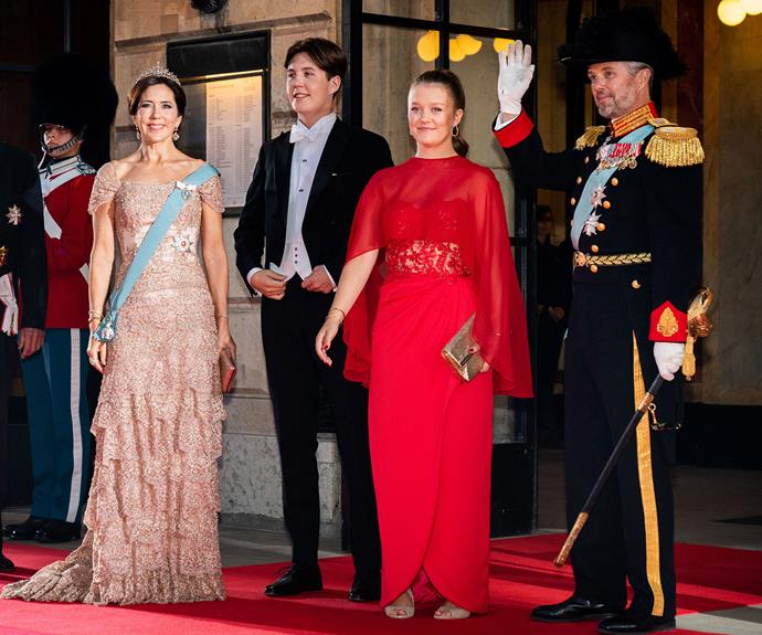 * * * * 2022年9月,丹麦< br > < br > Margrethe女王金禧庆典Spangenberg Lasse玛丽rewore这神圣的礼服,单品的标志性卡地亚“爱”yelloq黄金手镯。她还穿上优雅的Ruby和尖晶石项链和头饰。