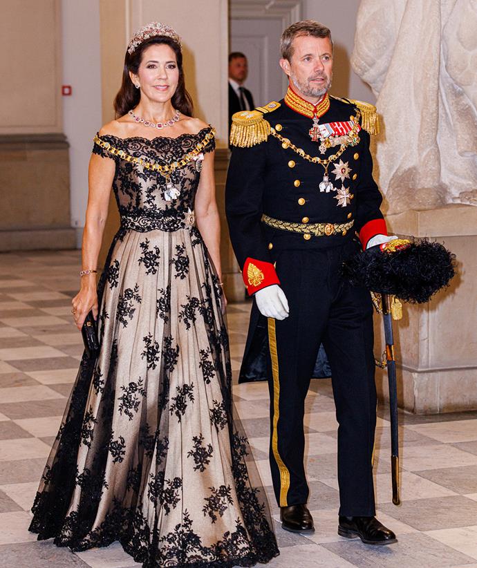 * * * * 2022年9月,丹麦< br > < br >玛丽公主出场她最优雅的女王Margrethe五十周年纪念晚宴的升级改造后的Jesper Høvring裙子,添加一个优雅的新层黑色蕾丝。她配对和丹麦Ruby全套首饰头饰和匹配的项链为一个真正的效果。