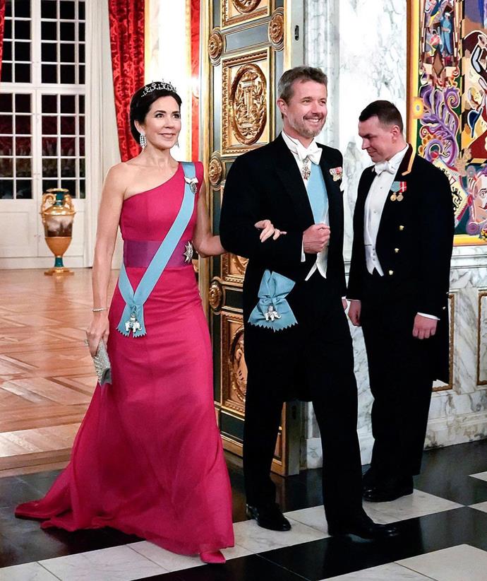 * * * * 2022年9月,丹麦< br > < br >玛丽穿上这个充满活力的粉色礼服特别皇家事件与丈夫在Christiansborg城堡,弗雷德里克王子。惊人的大卫·安德森礼服是一个回收的风格声明,为玛丽以前穿到晚宴为丹麦的军队在2017年9月。她也搭配同样的头饰戴在她结婚的那一天。< br > < br >