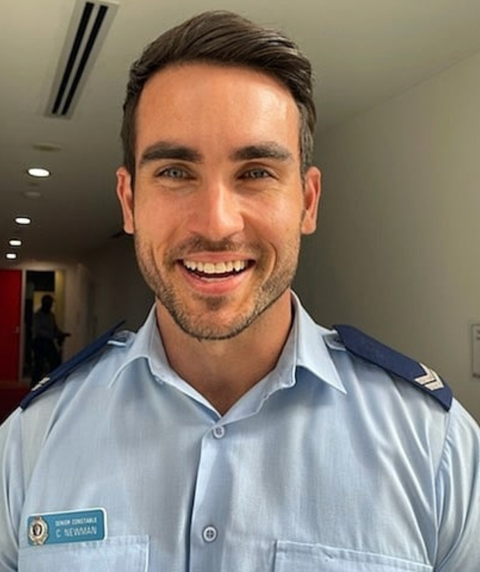 * *尼古拉斯·卡特赖特* * * * < br > < br > * *虽然尼古拉斯,34岁,扮演警察现金纽曼,他还曾在澳大利亚军队在他冲击改变职业。