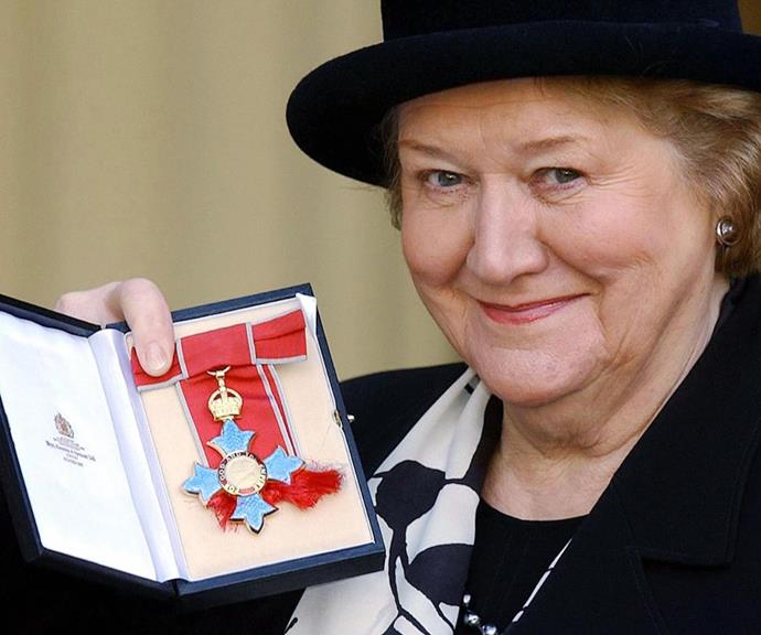 MBE她收到一份2004年由英国女王伊丽莎白二世在白金汉宫。