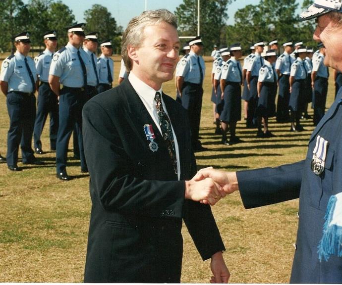 侦探中士银行装修与昆士兰警方1994年英勇奖。