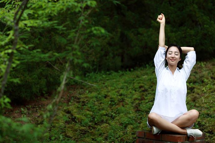 Just 20 minutes of walking or sitting in nature can significantly  lower your stress levels. *(Image: Getty)*