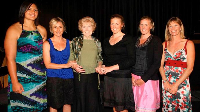 Yvette in 2010 with the next five NZ women to win Olympic gold – Dame Valerie Adams, Sarah Ulmer, Georgina Earl, Caroline Meyer and Barbara Kendall