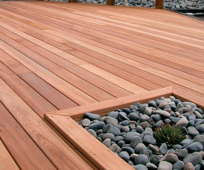 These river stones contained in a frame give this smooth decking some character.